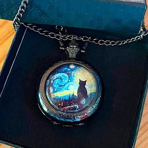 Taschenuhr „Schwarze Katze und Landschaft“ von Van Gogh. Ein tolles Geschenk oder Sammlerstück.