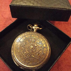 Sternzeichen-Taschenuhr mit 12 astrologischen Zeichen. Für Sammler oder als Geschenk.