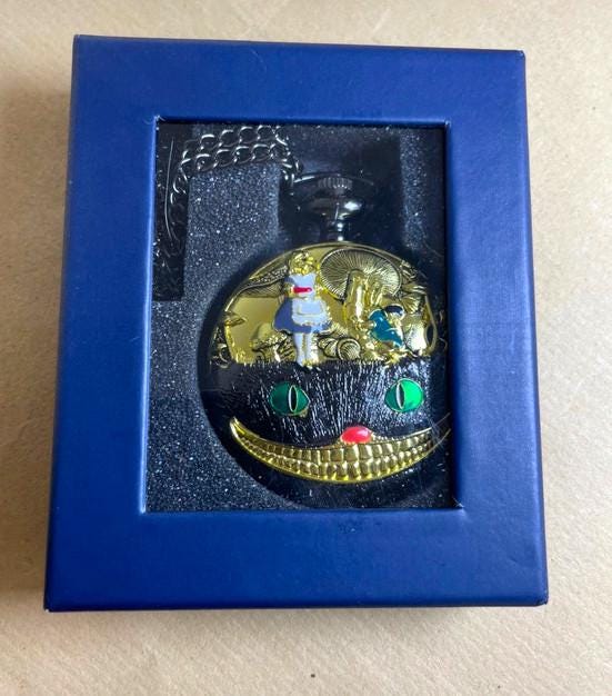 チェシャ猫の懐中時計 - 不思議の国のアリス。コレクションにもギフト