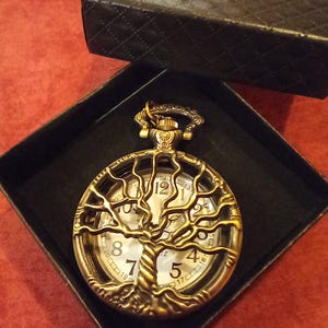 Taschenuhr mit Lebensbaum-Motiv. Yggdrasil. Einzigartiges Geschenk für Liebhaber der nordischen Mythologie.