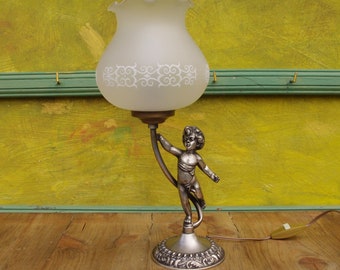 Hübsche silberne Metalllampe mit Cherub, Engel und Glastulpe. Jugendstil