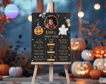 以下が含まれることがあります： イーゼルに飾られたハロウィーンをテーマにした黒板で、子供の写真とマイルストーンの詳細が特徴です。黒い看板には、カボチャ、幽霊、コウモリのイラスト、そして「First Year」や子供の名前などのテキストが含まれています。