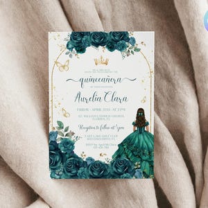 Emerald quinceañera uitnodigingssjabloon, chique bloemen quinceañera uitnodigen, elegante tiener 15e verjaardag uitnodigen, Emerald Rose Quince XV uitnodigen