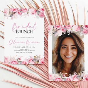 Puede incluir: Invitaci&oacute;n a un brunch de boda con un borde floral rosa y una foto de la novia. La invitaci&oacute;n dice "Bridal Brunch" y "Olivia Braun" con la fecha, la hora y la ubicaci&oacute;n del evento.