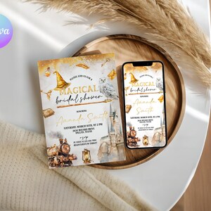 Può includere: Un invito rettangolare per addio al nubilato e uno smartphone che mostra lo stesso design. Il design presenta un'illustrazione ad acquerello di un treno a vapore, un cappello da mago, un gufo e una lanterna con il testo Magical Bridal Shower.