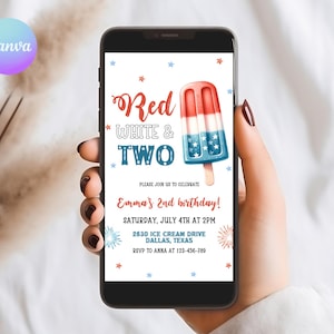 Może przedstawiać: Smartfon wyświetla zaproszenie urodzinowe z ilustracją czerwono-biało-niebieskiego loda na patyku. Tekst brzmi "Red, White & Two" i zawiera szczegóły imprezy 4 lipca w Dallas, Teksas. Telefon jest trzymany w dłoni.
