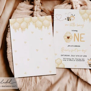 Op de afbeelding: Een honingbij-thema eerste verjaardagsinvitation met een geel honingraatpatroon en een schattige bij-illustratie. De tekst luidt "our little honey is turning one" en "Rachel's first bee-day!" met details voor het feest.