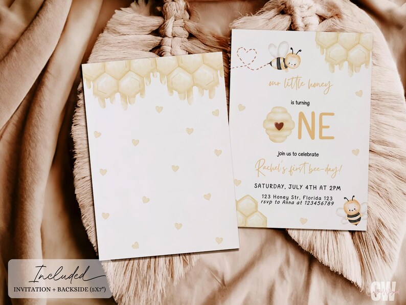 Op de afbeelding: Een honingbij-thema eerste verjaardagsinvitation met een geel honingraatpatroon en een schattige bij-illustratie. De tekst luidt "our little honey is turning one" en "Rachel's first bee-day!" met details voor het feest.