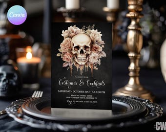 Puede incluir: Una invitación de Halloween con un diseño de calavera y flores. La tarjeta dice "Costumes & Cocktails" con detalles del evento. Se coloca en un plato decorativo, con velas y una calavera en el fondo, creando un ambiente espeluznante.