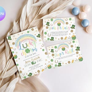 Puede incluir: Juego de invitaciones para baby shower con temática del Día de San Patricio. Las invitaciones presentan un arcoíris, tréboles y una olla de oro. El texto dice "A Little Lucky Charm is on the Way". Incluye tarjetas de "Books for Baby" y "Diaper Raffle".
