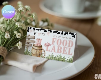 Könnte beinhalten: Eine Essensetikettenkarte mit Western-Thema. Die Karte hat ein rosa-weißes Design mit Illustrationen von Cowboy-Stiefeln, einem Hut und einem Holzfass. Die Worte "FOOD LABEL" sind auf die Karte gedruckt.