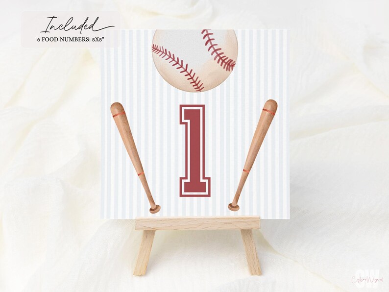 Peut inclure: Une conception sur le th&egrave;me du baseball avec une balle, deux battes et le chiffre 1 en bordeaux. Le fond pr&eacute;sente des rayures verticales. Les mots "Included" et "6 FOOD NUMBERS: 5X5" sont dans le coin sup&eacute;rieur gauche. Le design est affich&eacute; sur un petit chevalet en bois.
