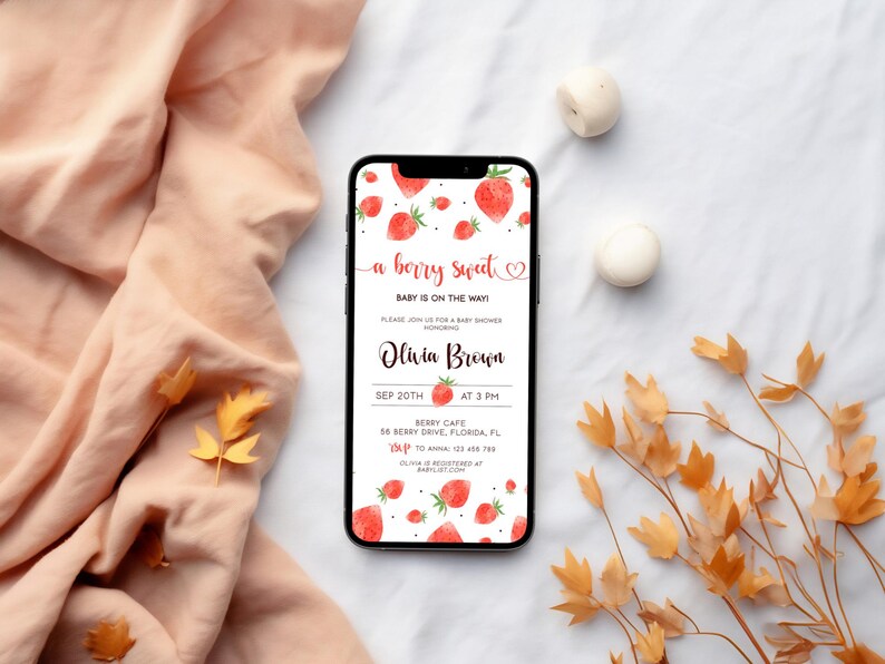 Puede incluir: Un tel&eacute;fono inteligente que muestra una invitaci&oacute;n a una fiesta de bienvenida al beb&eacute; con un tema de fresa. La invitaci&oacute;n dice "a berry sweet" e incluye el texto "Baby is on the way!" La invitaci&oacute;n es para Olivia Brown y est&aacute; programada para el 20 de septiembre a las 3 PM en Berry Cafe.