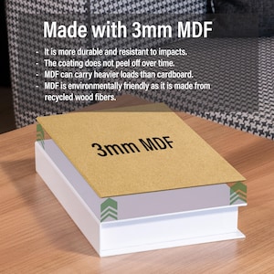 K&ouml;nnte beinhalten: Ein rechteckiges Objekt mit einer hellbraunen Oberseite mit der Aufschrift "3mm MDF" liegt auf einer wei&szlig;en Basis. Der Text "Made with 3mm MDF" steht oben, mit Aufz&auml;hlungszeichen, die die Haltbarkeit und Umweltfreundlichkeit des Materials beschreiben.
