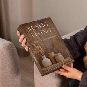 以下が含まれることがあります： 「RUSTIC LIVING」と「Warm & Honest Home」の文字が入った木製の装飾ボックス。 小さな花瓶とドライフラワーが置かれた棚があり、素朴な雰囲気を醸し出しています。