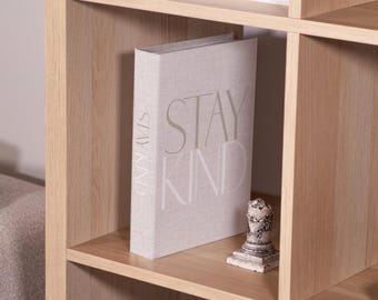Stay Kind Book Box: Beiges dekoratives Kunstbuch aus MDF und Hartkarton, 10,82 x 18,16 x 1,73 Zoll, neutrale Kaffeetischdekoration