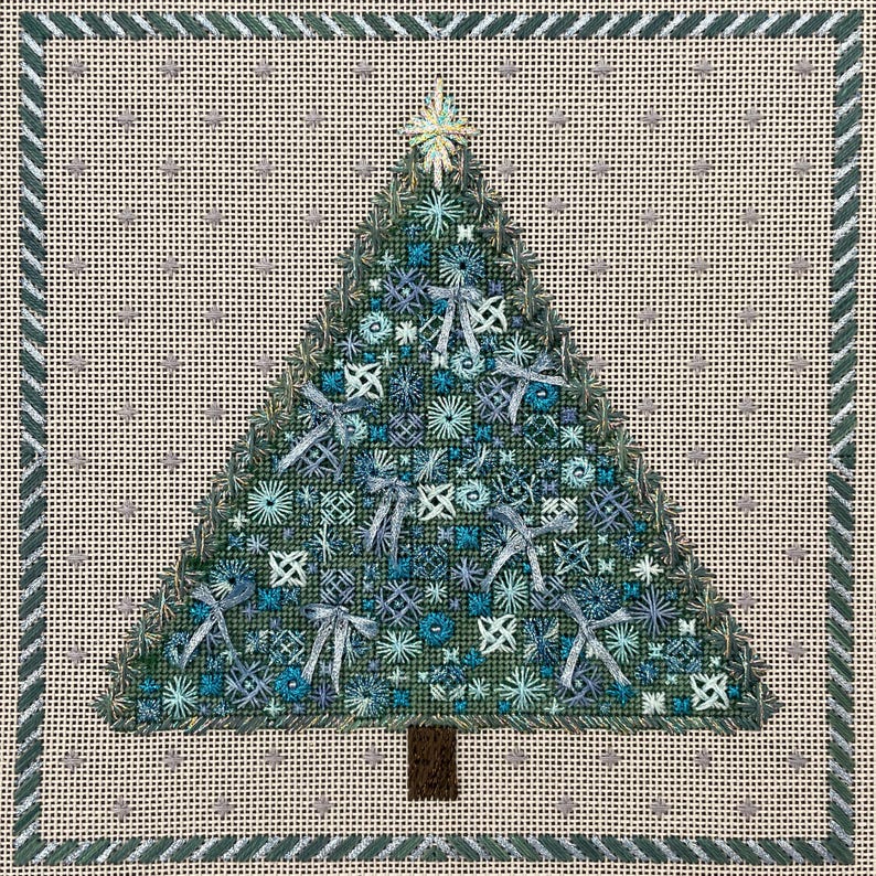 Peut inclure: Un arbre de No&euml;l brod&eacute; en vert et bleu avec une &eacute;toile au sommet. L'arbre est entour&eacute; d'une bordure verte et blanche.