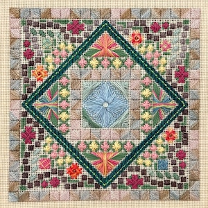 Puede incluir: Un patrón de bordado de punto de cruz cuadrado con una forma de diamante verde en el centro. El diamante está rodeado de una variedad de flores coloridas y formas geométricas. El fondo es de color marrón claro.