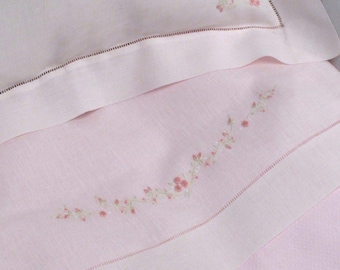Hand-Embroidered Crib Sheet, 60% Linen, Pink - 90x120 cm