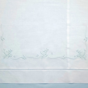 Lenzuolo Culla Ricamato a Mano Lino Olanda 90x120 ricamo bianco, rosa, azzurro, verde o giallo immagine 10