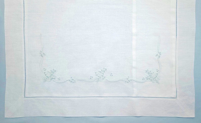 Lenzuolo Culla Ricamato a Mano Lino Olanda 90x120 ricamo bianco, rosa, azzurro, verde o giallo immagine 10