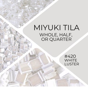 Peut inclure: Perles Miyuki Tila blanches lustrées de différentes tailles, y compris des perles entières, demi-perles et quarts de perles. Les perles sont disposées en forme de triangle avec le texte "MIYUKI TILA WHOLE, HALF, OR QUARTER" et "#420 WHITE LUSTER" en noir.