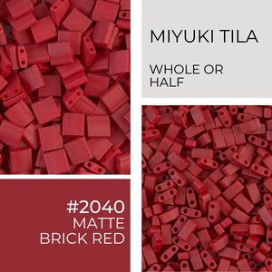 Op de afbeelding: Een close-up van rode matte baksteenrode Miyuki Tila kralen. De kralen zijn klein en vierkant. De tekst "MIYUKI TILA WHOLE OR HALF #2040 MATTE BRICK RED" is zichtbaar in de afbeelding.