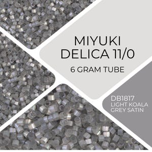 Puede incluir: Primer plano de cuentas Miyuki Delica grises claras, de forma cilíndrica. La imagen muestra un tubo de 6 gramos de cuentas del tamaño 11/0. El texto dice "DB1817 LIGHT KOALA GREY SATIN". Adecuado para la fabricación de joyas y manualidades.