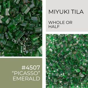 Puede incluir: Cuentas Miyuki Tila verdes en el color #4507 "Picasso" Esmeralda. Las cuentas son pequeñas y cuadradas, y están dispuestas en una pila. Las cuentas se venden enteras o a la mitad.
