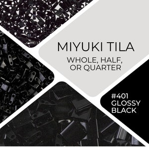 Puede incluir: Cuentas Miyuki Tila negras en varios tamaños, incluyendo cuentas enteras, medias y cuartos. Las cuentas son brillantes y tienen forma rectangular. El texto en la imagen dice "MIYUKI TILA WHOLE, HALF, OR QUARTER #401 GLOSSY BLACK".