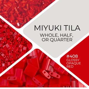 Könnte beinhalten: Nahaufnahme von roten Miyuki Tila Perlen. Die Perlen sind glänzend und undurchsichtig. Der Text auf dem Bild lautet "MIYUKI TILA WHOLE, HALF, OR QUARTER #408 GLOSSY OPAQUE RED".