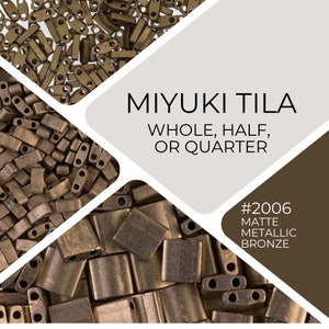 Op de afbeelding: Een close-up van een stapel kleine, matte, metallic bronzen Miyuki Tila kralen. De kralen zijn in verschillende vormen, waaronder hele, halve en kwart tegels. De tekst "MIYUKI TILA WHOLE, HALF, OR QUARTER #2006 MATTE METALLIC BRONZE" is zichtbaar in de afbeelding.
