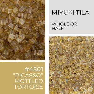 Peut inclure: Gros plan sur une multitude de petites perles carrées translucides ambrées et dorées. Le texte indique "MIYUKI TILA WHOLE OR HALF" et "#4501 'PICASSO' MOTTLED TORTOISE". Ces perles sont parfaites pour la création de bijoux.