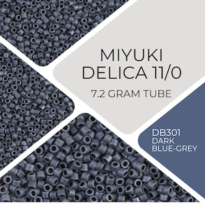 Puede incluir: Primer plano de cuentas Miyuki Delica 11/0 azul grisáceo oscuro. La imagen incluye el texto "MIYUKI DELICA 11/0 7.2 GRAM TUBE" y "DB301 DARK BLUE-GREY". Las cuentas son cilíndricas y están densamente empaquetadas.