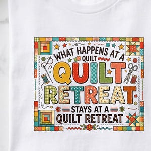 Puede incluir: Camiseta blanca con un gráfico colorido que dice "WHAT HAPPENS AT A QUILT RETREAT STAYS AT A QUILT RETREAT". El diseño incluye elementos temáticos de acolchado como tijeras, carretes de hilo y formas de estrella. El texto está en varios colores y fuentes.