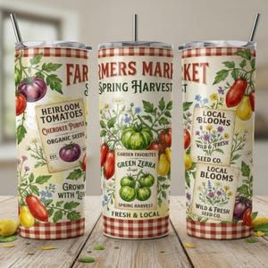 Puede incluir: Tres vasos cilíndricos con pajitas de metal, con fondo crema, bordes de cuadros rojos y blancos, e ilustraciones de tomates antiguos, tomates green zebra y flores silvestres con etiquetas de texto como Farmers Market.