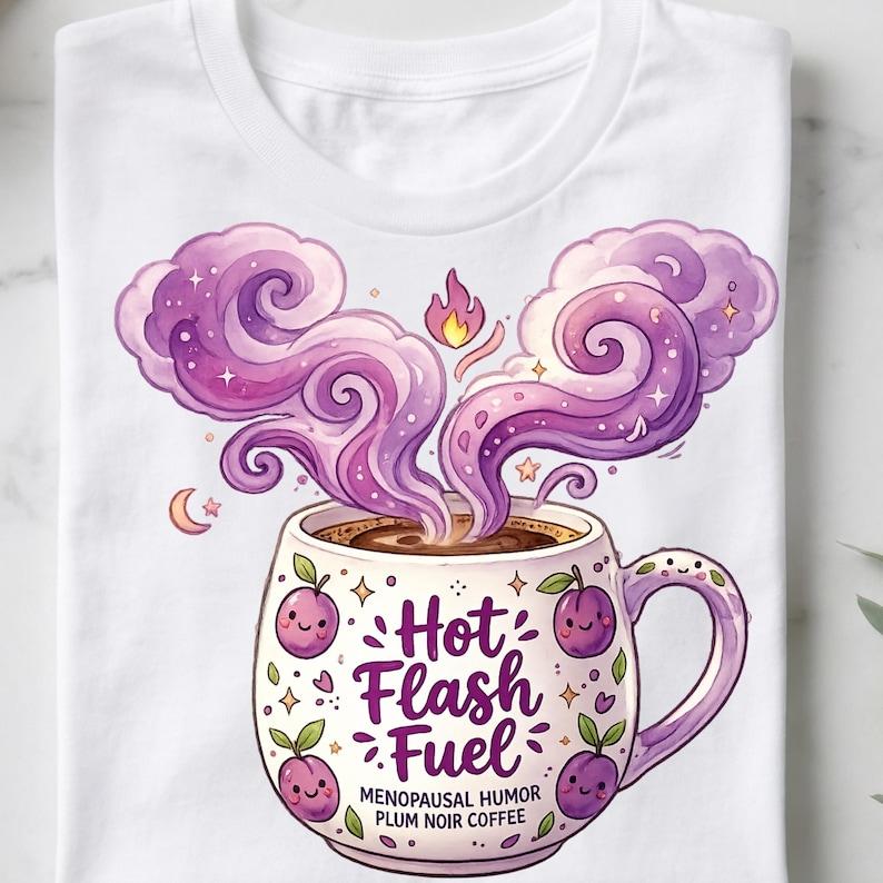 Puede incluir: Camiseta blanca con una ilustraci&oacute;n caprichosa de una taza de caf&eacute;. La taza tiene el texto "Hot Flash Fuel" y est&aacute; adornada con ciruelas moradas. Las palabras "Menopausal Humor Plum Noir Coffee" est&aacute;n debajo.