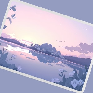 K&ouml;nnte beinhalten: Eine digitale Illustration eines Sees mit einem Gebirge im Hintergrund. Der Himmel ist in sanftem Rosa und Lila mit wei&szlig;en Wolken. Das Wasser ist hellblau und spiegelt den Himmel wider. Im Vordergrund befinden sich wei&szlig;e Blumen.