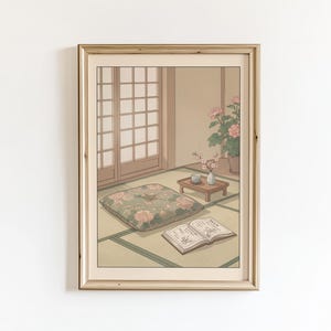 以下が含まれることがあります： 穏やかな日本の内装を描いた額入りのイラスト。緑色の花のクッションが畳の上に置かれ、近くには開いた本があります。小さなテーブルには花瓶とティーカップがあり、背景には鉢植えの植物があります。部屋には木のドアと窓があります。