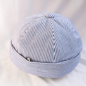 アップサイクルコットンを使用したハンドメイドのドッカーキャップ。サイズ M。高品質で持続可能なギフト。