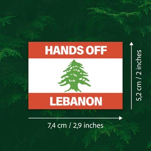 Può includere: Un adesivo rosso, bianco e verde con il testo "HANDS OFF LEBANON" e il cedro del Libano. L'adesivo misura 7,4 cm per 5,2 cm.