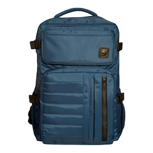 Puede incluir: Una mochila acolchada azul con correas negras y detalles de cremallera. La mochila tiene un compartimento principal grande y un bolsillo frontal más pequeño.