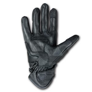 Peut inclure: Gant en cuir noir avec rembourrage renforc&eacute; sur les jointures et la paume. Le gant est dot&eacute; d'une prise textur&eacute;e sur le bout des doigts et d'une sangle de poignet pour une fixation s&ucirc;re. Le gant est con&ccedil;u pour la protection et la durabilit&eacute;.