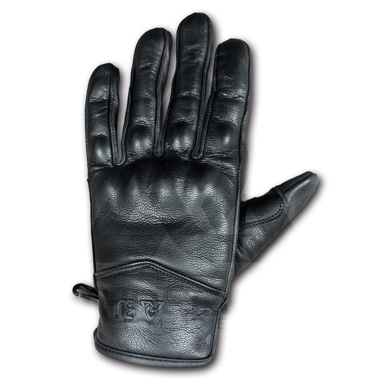Peut inclure: Gant en cuir noir avec des articulations rembourr&eacute;es et une paume textur&eacute;e. Le gant pr&eacute;sente un petit logo en relief pr&egrave;s du poignet et une tirette. Le gant est con&ccedil;u pour la protection et la durabilit&eacute;.