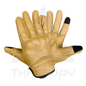 Peut inclure: Une paire de gants en cuir beige avec des d&eacute;tails noirs sur les bouts des doigts et les poignets. Les gants ont une surface textur&eacute;e et sont con&ccedil;us pour la dext&eacute;rit&eacute;. Le nom de la marque est visible sur le poignet.