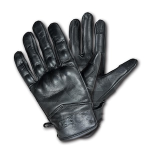 Peut inclure: Une paire de gants en cuir noir avec une surface textur&eacute;e. Les gants ont une paume et des doigts renforc&eacute;s, et un petit logo est visible sur le poignet. Ces gants sont con&ccedil;us pour la protection et la durabilit&eacute;.