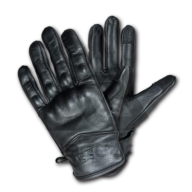 Peut inclure: Une paire de gants en cuir noir avec une surface textur&eacute;e. Les gants ont une paume et des doigts renforc&eacute;s, et un petit logo est visible sur le poignet. Ces gants sont con&ccedil;us pour la protection et la durabilit&eacute;.