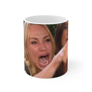 以下が含まれることがあります： 金髪の女性が指を指して口を開けて叫んでいます。彼女は目に涙を浮かべています。背景はぼやけています。