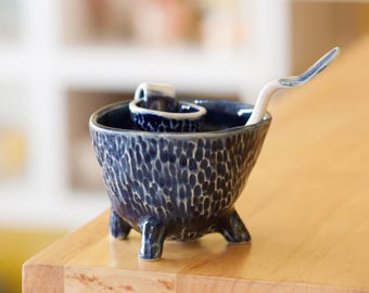 Handgjord keramisk temugg med avtagbar sil och sked - Unik hantverksdesign, Unika tetillbehör, Funktionell keramisk konst
