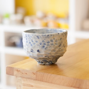 Cuenco de cerámica con textura azul y blanca para bebidas calientes, taza de cerámica con textura, cuenco artesanal para matcha, taza de té rústica, cuenco para chawan o café con leche hecho a mano